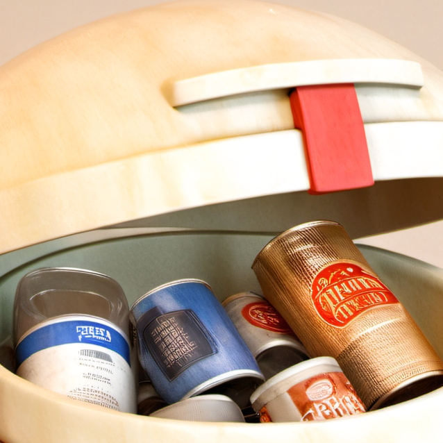 chat with ai character: Trash bin